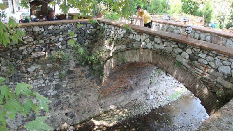 Manisa'nın tarihi köprüleri beton altında kaldı