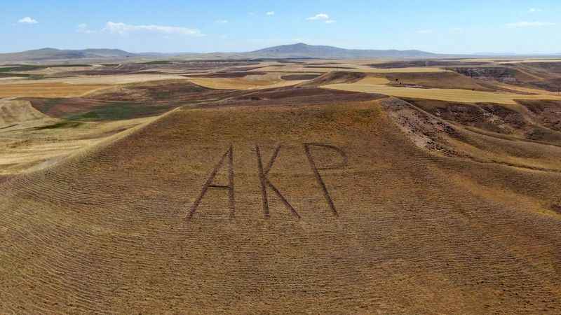 Parti sevgisini dağlara kazıdı