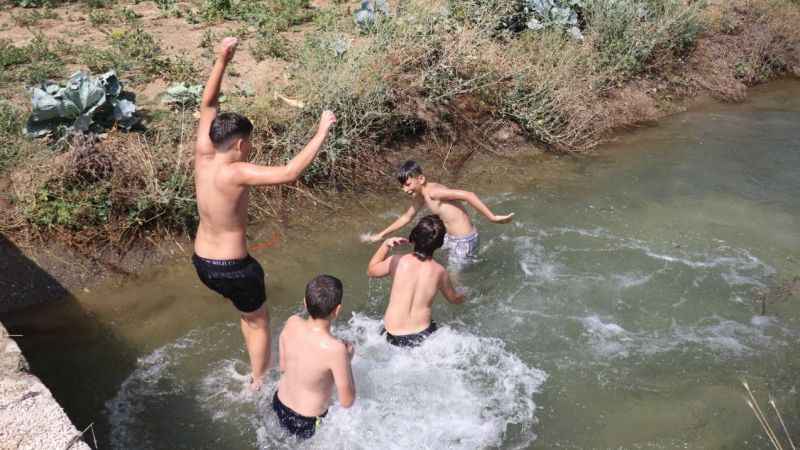 Sıcaktan bunalan çocuklar kanalı aquaparka çevirdi
