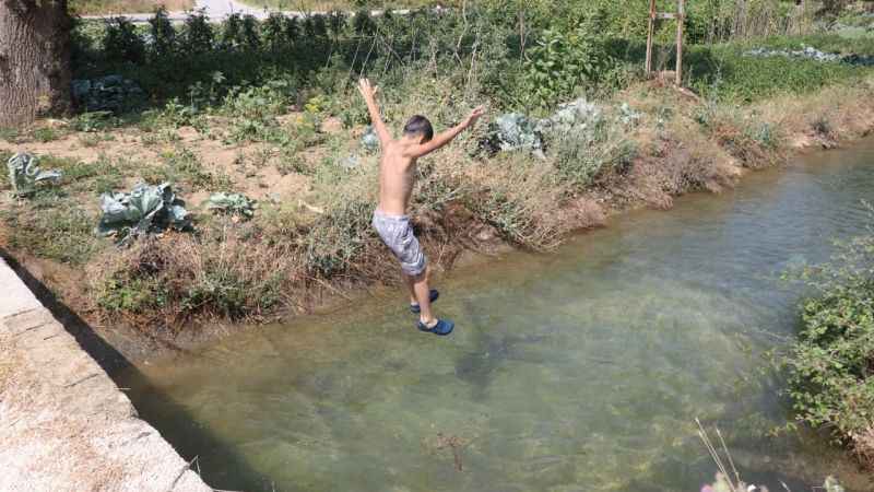 Sıcaktan bunalan çocuklar kanalı aquaparka çevirdi