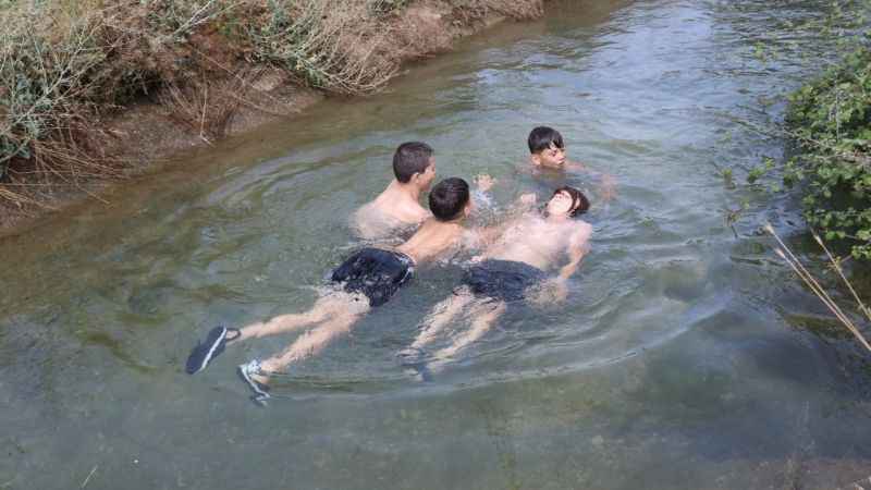 Sıcaktan bunalan çocuklar kanalı aquaparka çevirdi