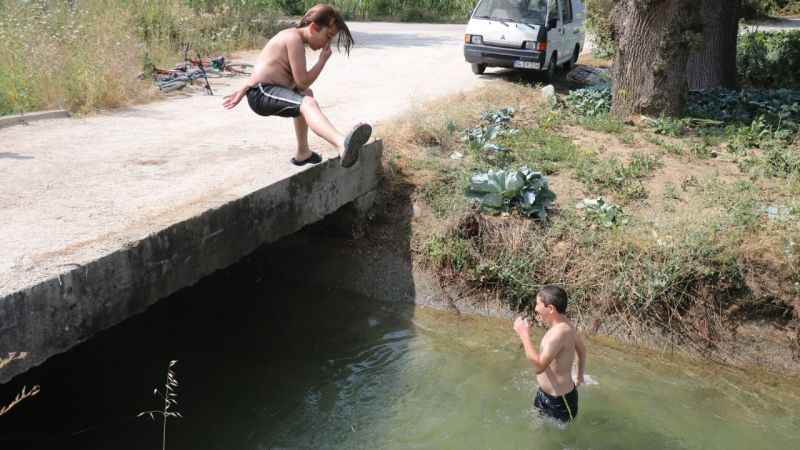 Sıcaktan bunalan çocuklar kanalı aquaparka çevirdi