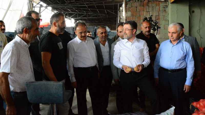 Bakan Yumaklı, yaş sebze ve meyve halinde esnafla bir araya geldi