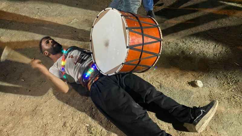 Elazığlı davulcunun yaptığı şov hayran bıraktı