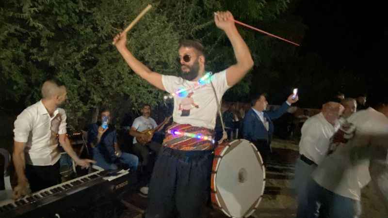 Elazığlı davulcunun yaptığı şov hayran bıraktı