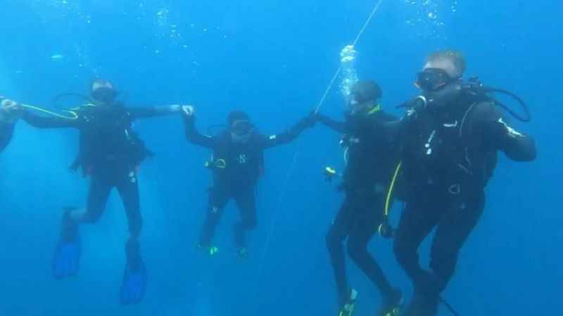 Denizin 12 metre altında halay