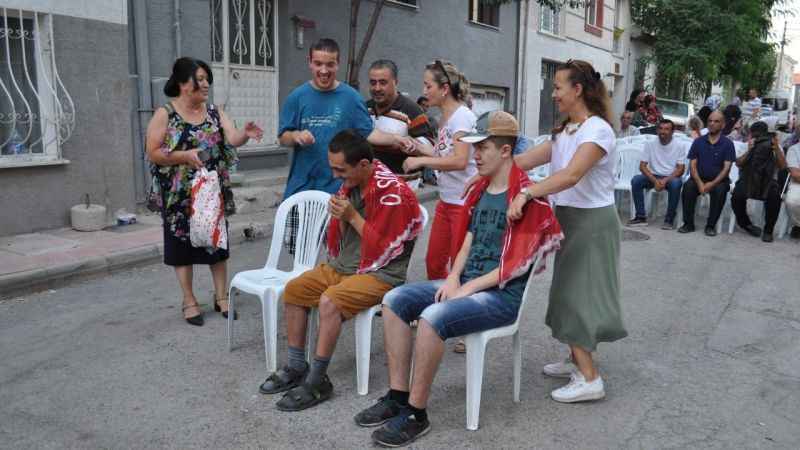 Askerlik çağına gelen engelliler için eğlence 