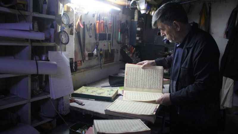 Yıpranan Kur'an-ı Kerimleri 46 yıldır onarıyor