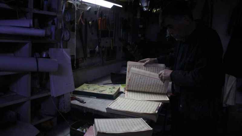 Yıpranan Kur'an-ı Kerimleri 46 yıldır onarıyor