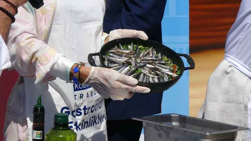 Bakan Ersoy tarçınlı hamsi plakinin tadına baktı
