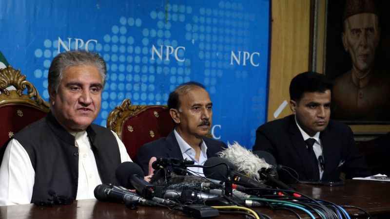 Pakistan’da muhalif siyasetçi Qureshi gözaltına alındı