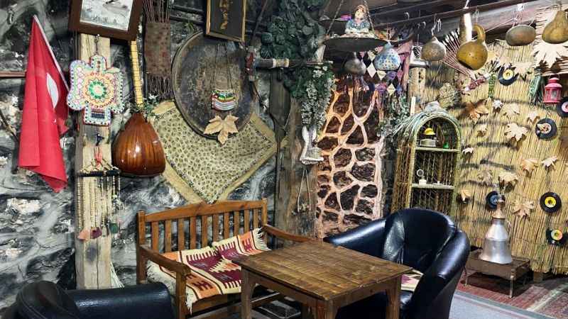 Tarihi konaktaki otantik kafe geçmişe götürüyor