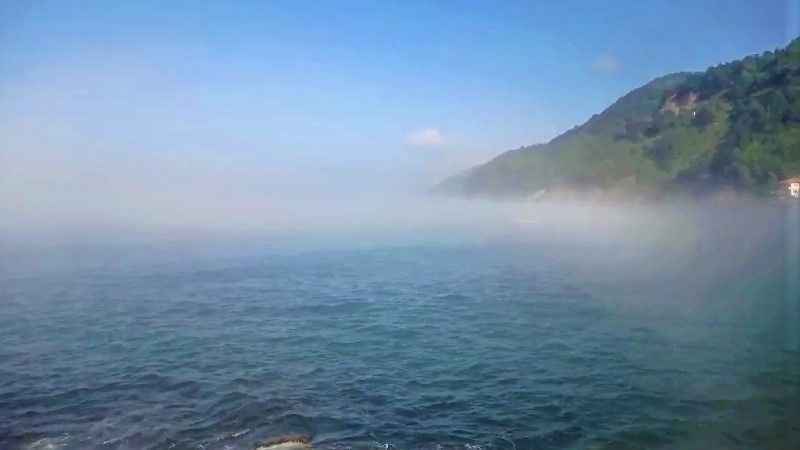 Sıcaklıkların düşmesiyle birlikte denizin üzerinde sis bulutu oluştu