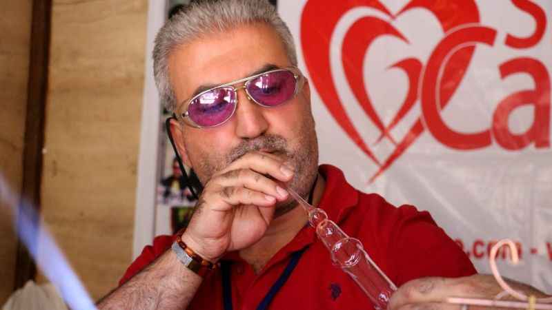 Nefes ile ateş birleşiyor, camlar sanata dönüşüyor