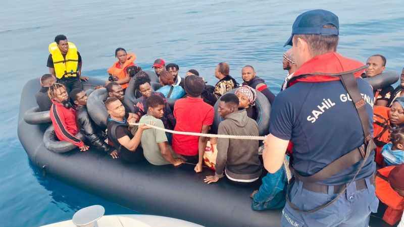 Lastik bottaki 59 düzensiz göçmen yakalandı