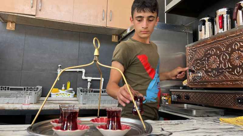 Bisiklet üzerinde günde 600 bardak çay dağıtıyor