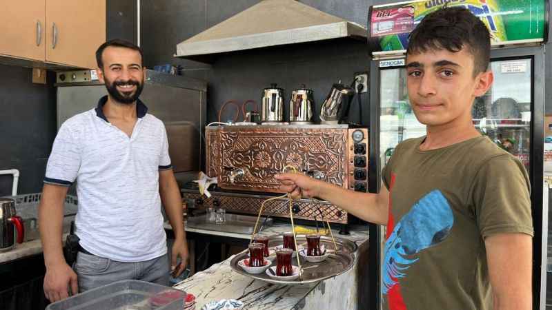 Bisiklet üzerinde günde 600 bardak çay dağıtıyor