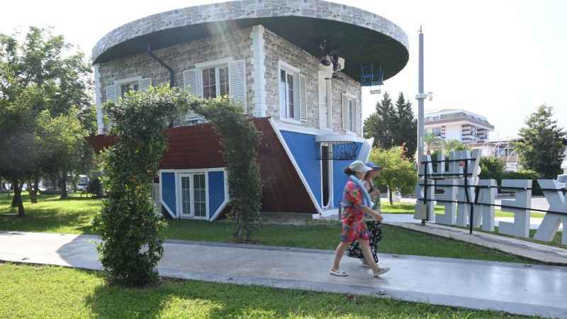 Kemer'de ters inşa edilen eve büyük ilgi