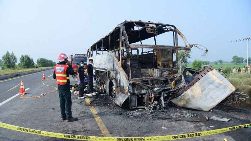 Pakistan’da kaza yapan otobüs yandı: 20 ölü, 15 yaralı
