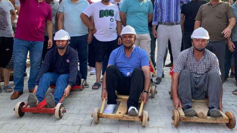 Köylüler el yapımı tahta araçlarla yarıştı