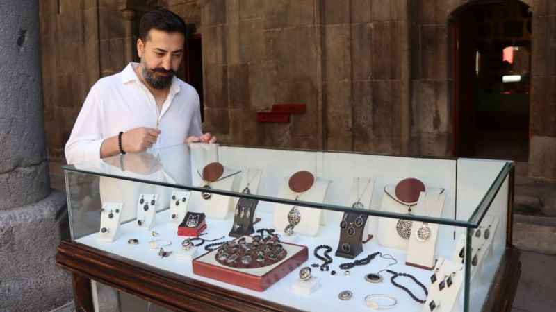 Oltu taşı takıları görücüye çıktı