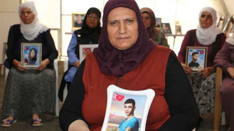 Evlat direnişindeki aileler bin 449 gündür nöbette