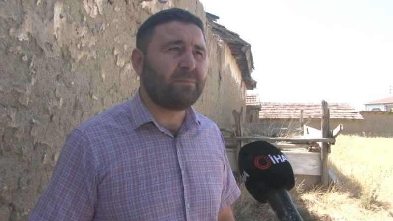 Köy evlerinin bahçesinde asırlık şehit mezarları