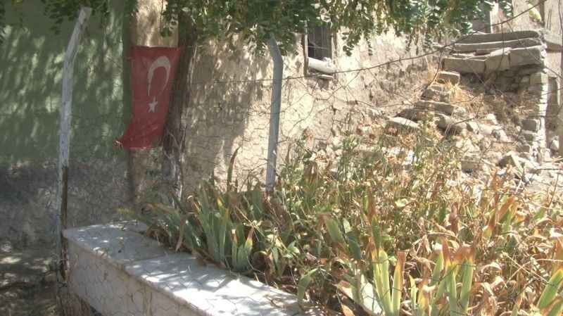 Köy evlerinin bahçesinde asırlık şehit mezarları