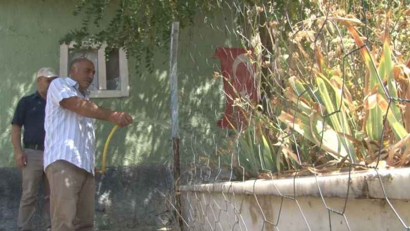 Köy evlerinin bahçesinde asırlık şehit mezarları