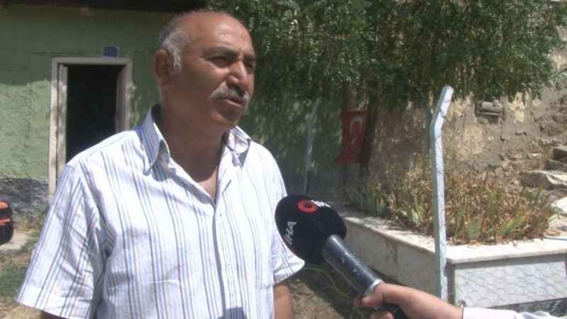 Köy evlerinin bahçesinde asırlık şehit mezarları