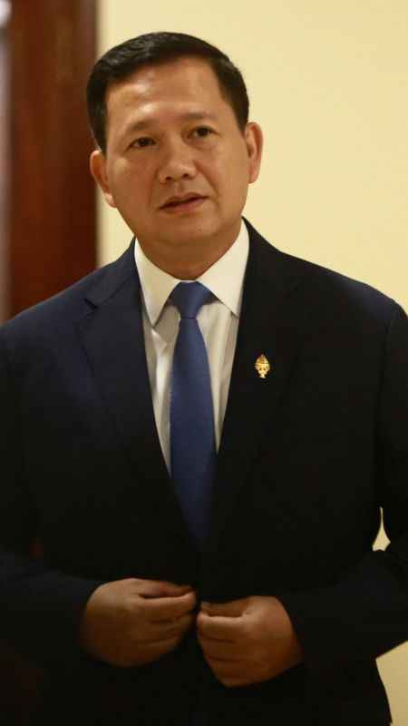 Kamboçya'da babasından görevi devralan Manet göreve başladı