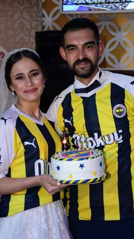 Gelinden damada düğünde doğum günü sürprizi