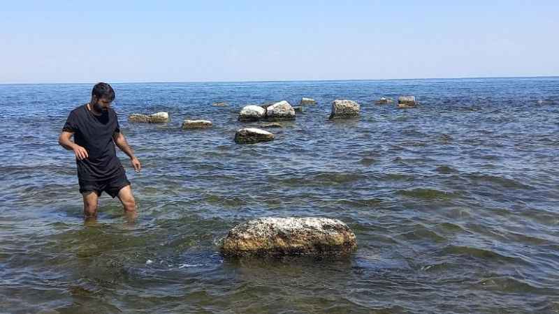 Van Gölü’nde sular çekilince asırlık toplu mezar alanı ortaya çıktı