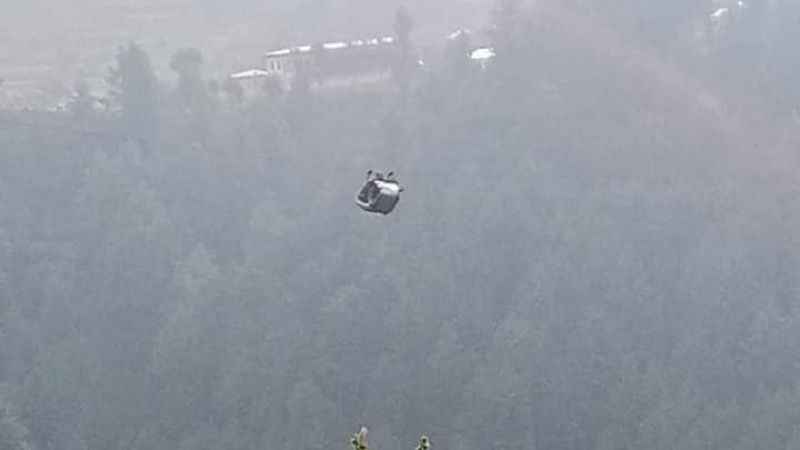 Pakistan’da 8 kişiyi taşıyan teleferik 274 metre yükseklikte asılı kaldı