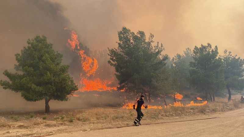 Çanakkale yangını rüzgarın etkisiyle yeniden alevlendi