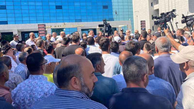 Servis şoförlerinden ABB önünde eylem