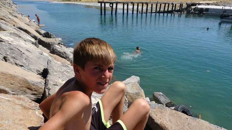 Van Gölü'nde yüzen çocukların saçları sarardı