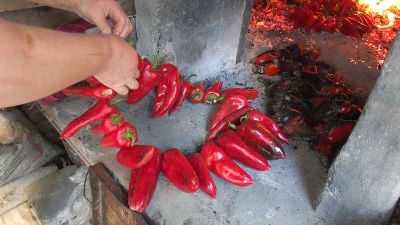 Balıkesir’de kışlık yiyecekler imece ile hazırlanıyor