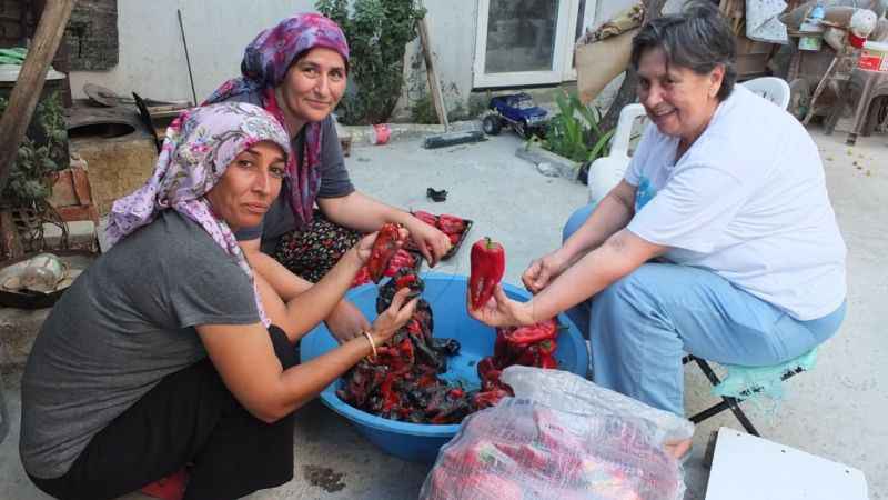 Balıkesir’de kışlık yiyecekler imece ile hazırlanıyor