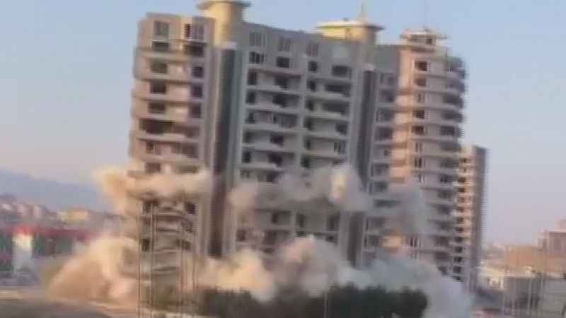 Dinamitle patlatılan 16 katlı devasa rezidans bir anda yerle bir oldu