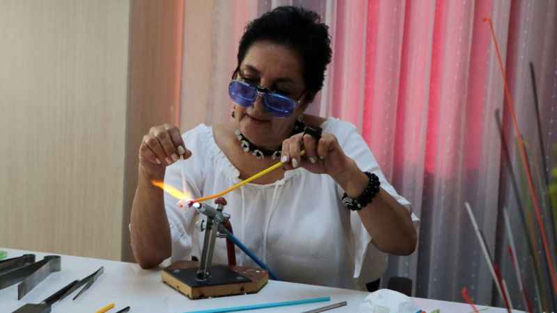 Cam onun elinde sanata dönüşüyor