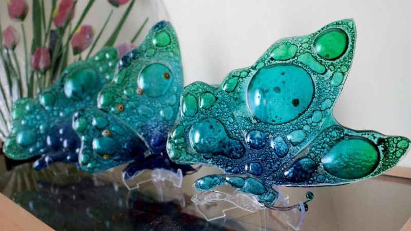 Cam onun elinde sanata dönüşüyor