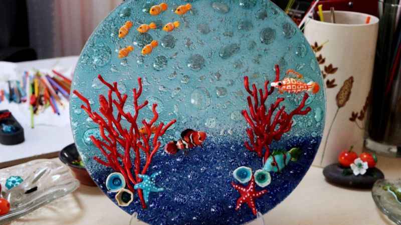 Cam onun elinde sanata dönüşüyor