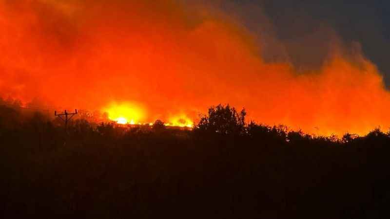 Diyarbakır’da gece çıkan örtü yangını 7 saattir devam ediyor