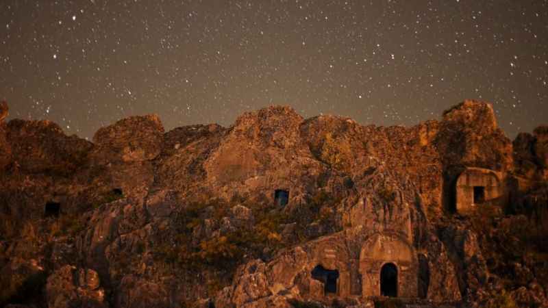 Roma döneminden kalan kaya mezarları ilgi çekiyor