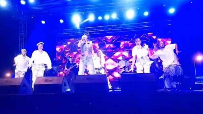 Hande Yener Malazgirt’te konser verdi