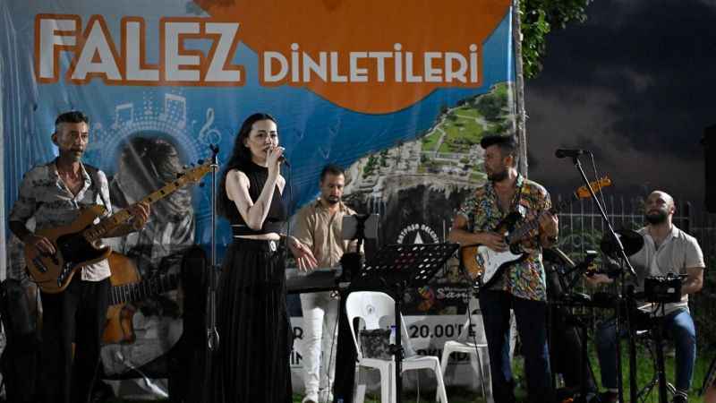 Falezlerde müzik ziyafeti devam ediyor