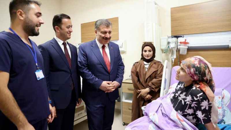 Sağlık Bakanı Koca, Ahlat Devlet Hastanesi’ndeki hastaları ziyaret etti