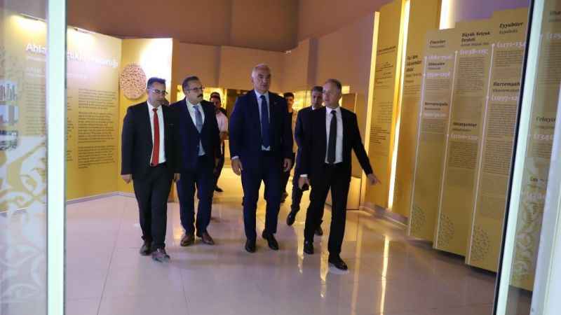 Bakan Ersoy, Ahlat Müzesi’ni ziyaret etti