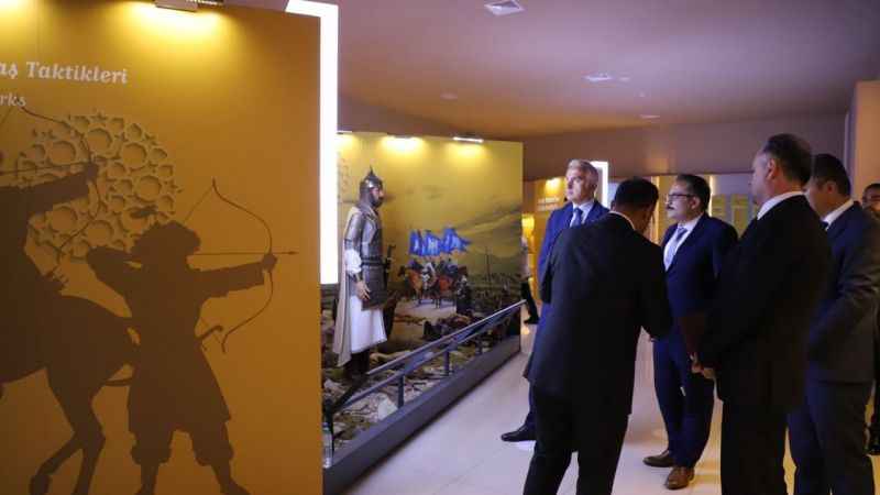 Bakan Ersoy, Ahlat Müzesi’ni ziyaret etti